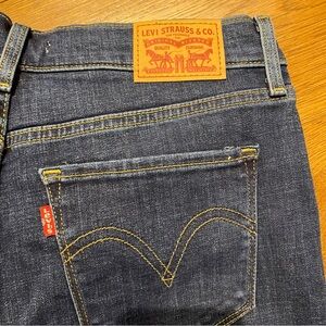 Lightly worn Levi Women’s straight leg jean